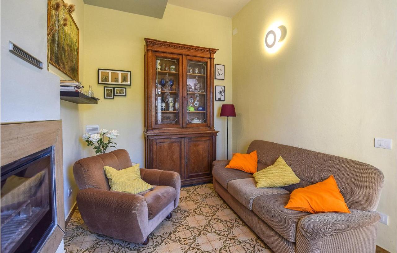 5 Bedroom Amazing Home In Fabbiano Fabbiano  Exteriör bild